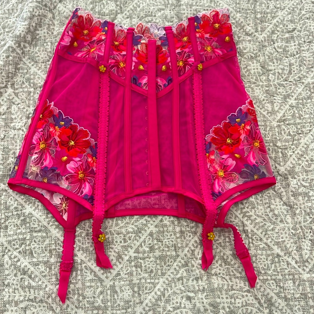 New For Love & Lemons VS Anemone Floral Garter Skirt in pink size small